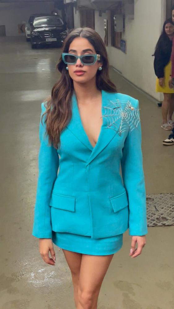 jhanvi-kapoor-snapped-effortlessly-chic-as-always